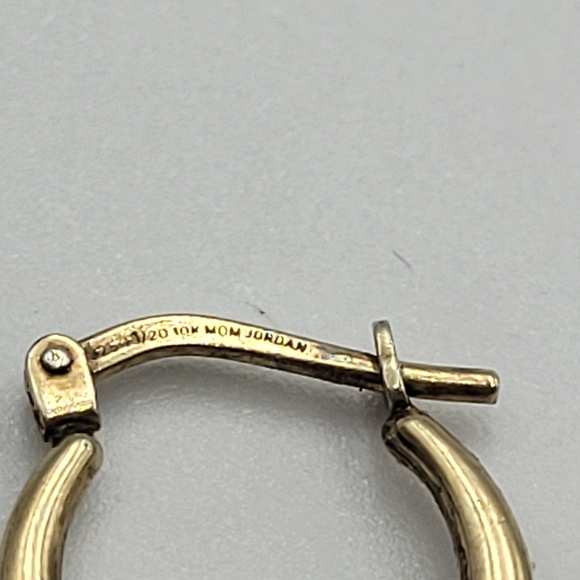 1/20 10k MOM JORDAN Dangle Small Heart Hoops - Picture 6 of 7